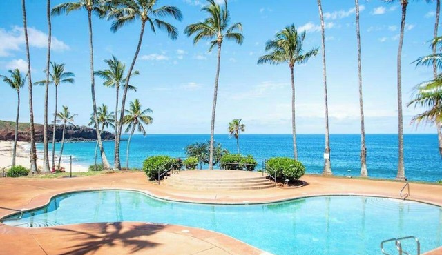 Charming 1st-Floor Molokai Studio with Ocean View, Pool & W/D