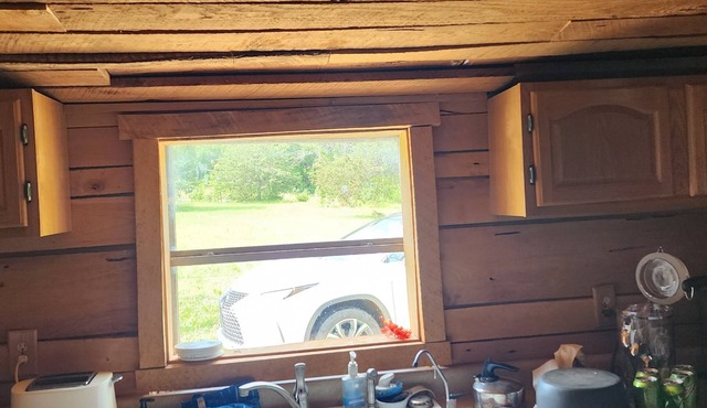 Charming 2-bedroom cabin on 18 Acres with WiFi, AC in Compton. Hunting Perfect! in Compton