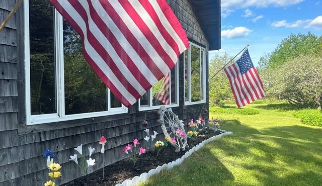 Charming 2-bedroom cottage and a separate “clubhouse”in peaceful Merrill