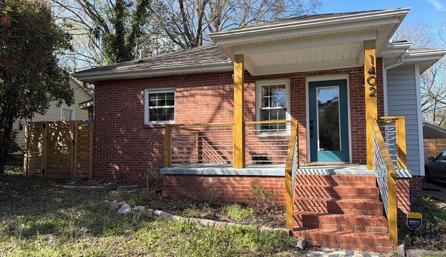 Charming 2-bedroom house in delightful Durham with AC near Duke University.