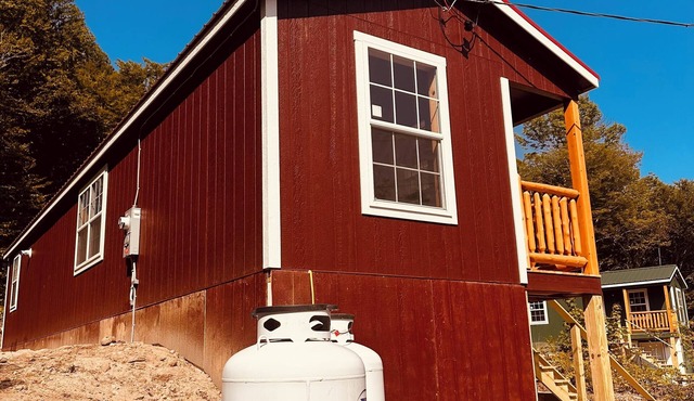 Charming 2-bedroom Red cabin close to Carrabassett valley and Kingfield