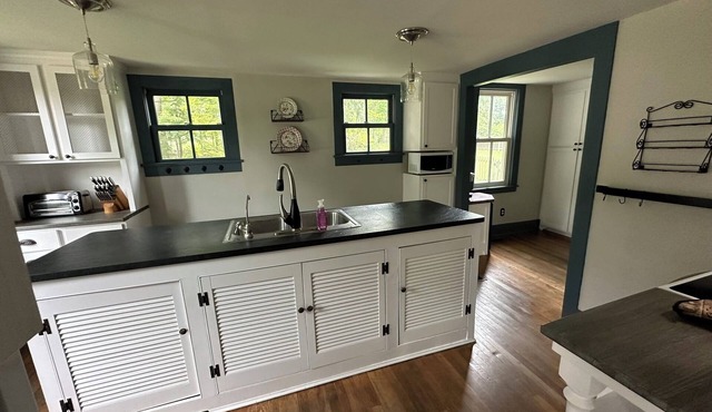 Charming 3-bedroom historic house with AC and WiFi in lovely Chardon