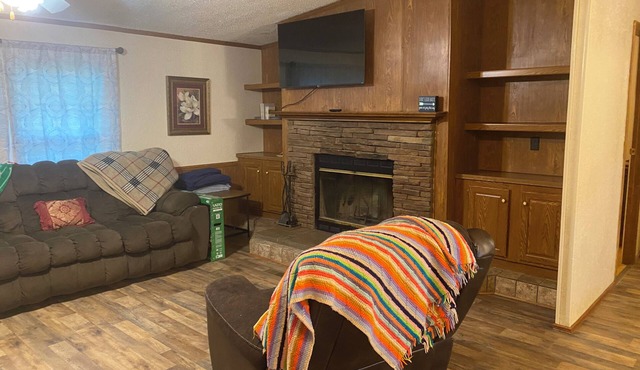 Charming 3-bedroom house with AC and WiFi in Plainview, surrounded by mountains. in Plainview