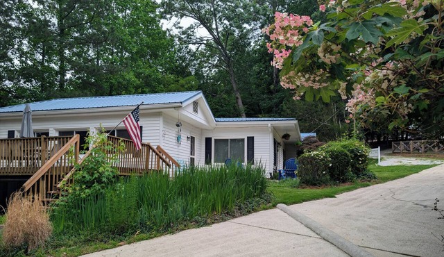 Charming 3BR/2BA lakehouse with private dock on quiet, deepwater cove. in Gainesville