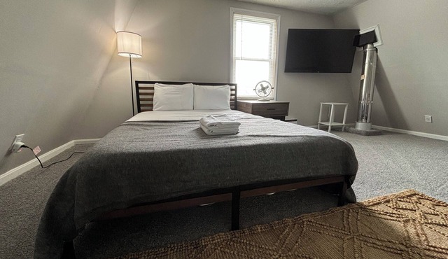 Charming Cabin in Crystal RocknSleeps 10 w/hot tub and terrace balcony! in Sandusky