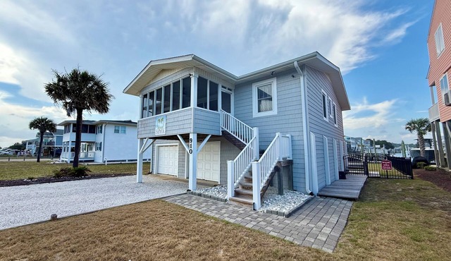 Charming Classic Cottage on canal Holden Beach