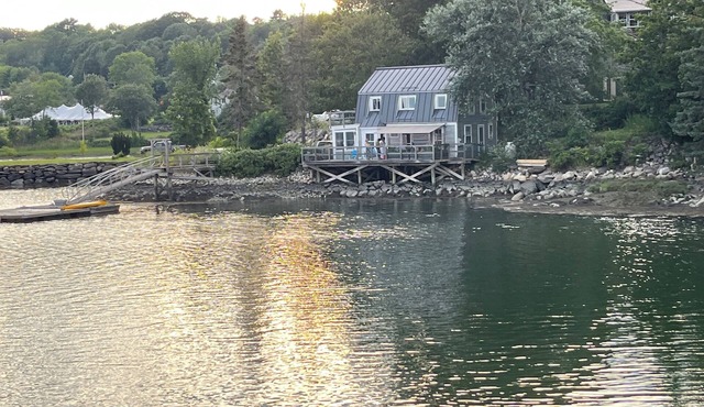 Charming cottage on the Damariscotta River, easy walk to downtown.