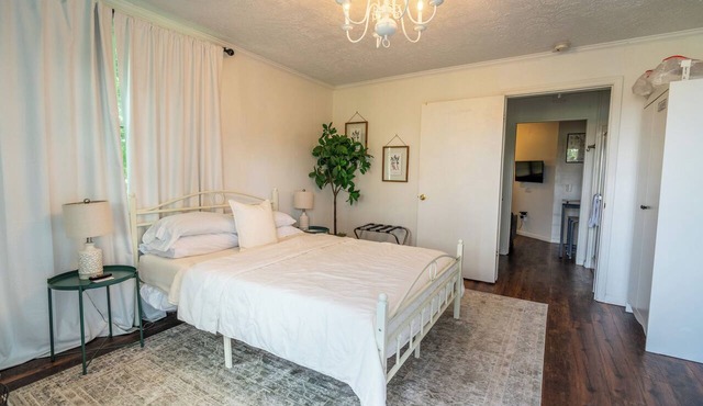 Charming Cottage with easy access to local attractions-pet and kid friendly
