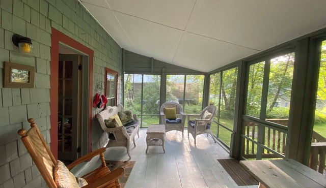 Charming lakefront cabin with large screened-in porch and lawn in Rome