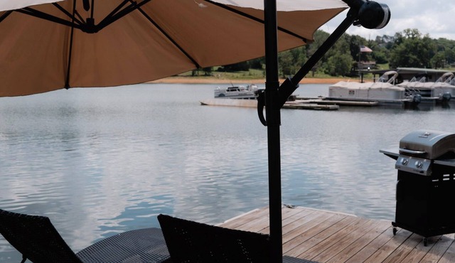 Charming land accessible houseboat in Morristown