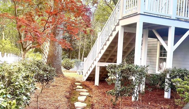 Charming modern studio retreat nestled among trees in beautiful Daniel Island. in Charleston