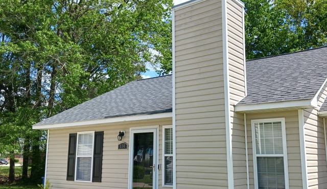Charming, Private 2-bedroom house in awesome Richlands with AC, WiFi