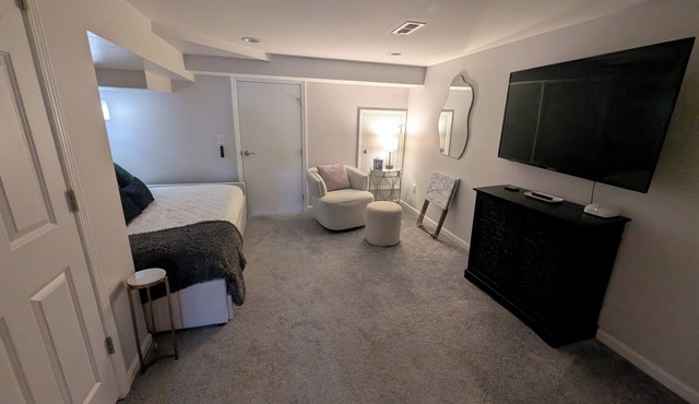 Charming Private-Entry Studio Walk to OTR & DWTN! Cincinnati,OH. Downtown views! in Cincinnati