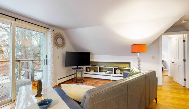 Charming Retreat with Cozy Interiors, CentralAC, Washer/Dryer & Wifi