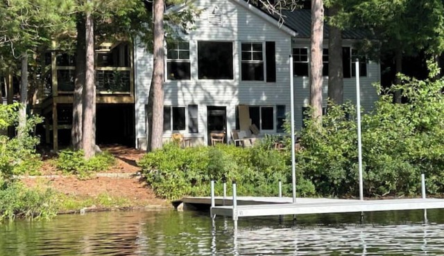 Charming waterfront 3-bedroom house on spring-fed Brettuns Pond
