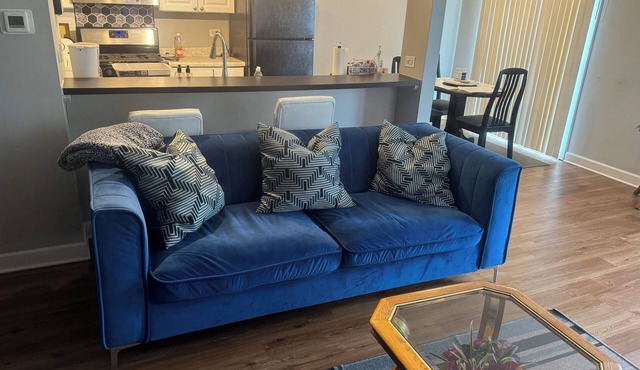 Cheerful 2 bedroom townhouse with free parking.