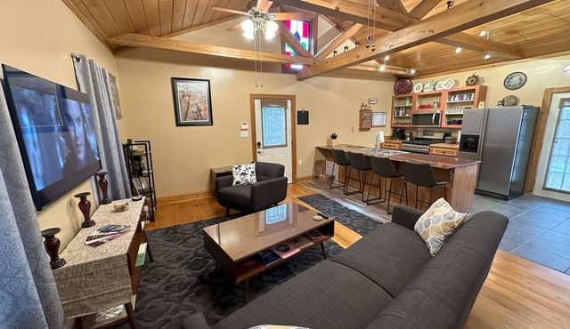 Chez Le Fleur: A Cozy 2 Bedroom Home with Patio, Fenced Yard & Wi-Fi Min to I-10