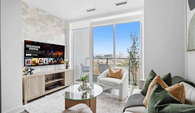 Chic 2BR Urban High-Rise Scenic City Views in Toronto