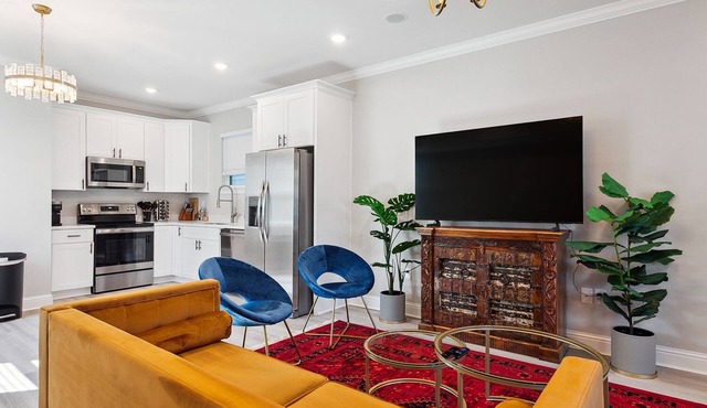 Chic Group Retreat w/3 En-Suite Baths. Near French Quarter Walk to Streetcar