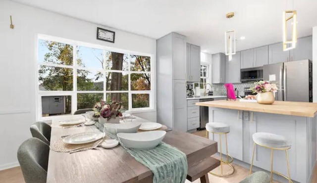 Chic, stylish, Matthews, 20 mins to uptown, fenced yard, kid friendly in Matthews
