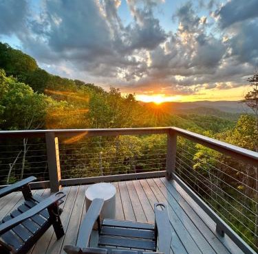Cloudchaser Cabin, Private, New Cabin, 2 Kings, Cozy, Modern, Hot Tub, View, Theater