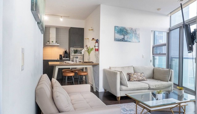 CN Tower View 2-Bed+den, with parking 8 Guests in Toronto