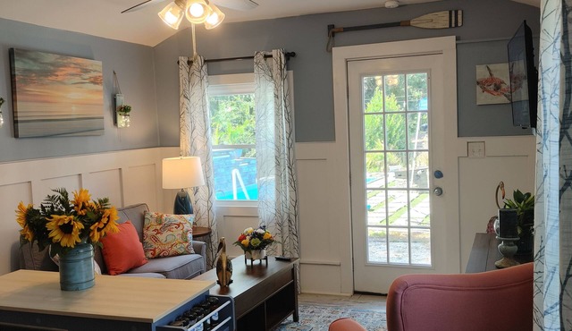 Coastal Chic Cottage with pool