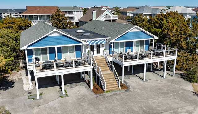 Coastal Retreat – Expansive Decks, Elevator & Easy Beach Access