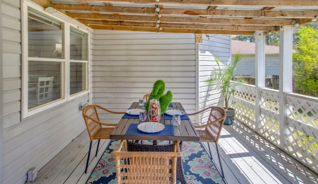 Coastal Retreat in Hampstead + Private Deck & Yard