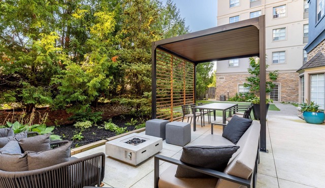 Comfortable King Studio w/Pool + Daily Breakfast in London