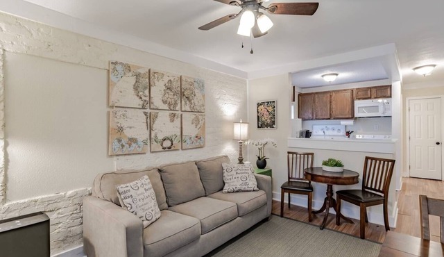 Comfy and Clean 1 Bedroom Flat in Trendy Midtown in Mobile