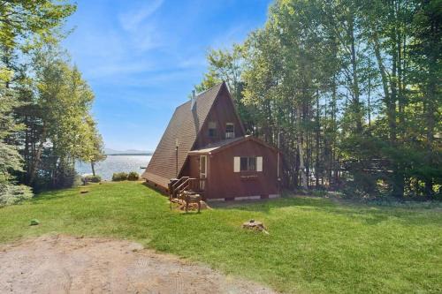 Comfy Lakefront Cabin with Gorgeous Views, Private Dock & Pebble Beach