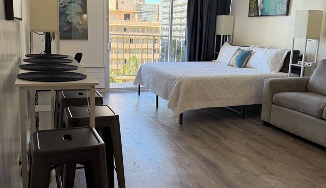 Comfy studio, King bed, kitchen & parking included with stay