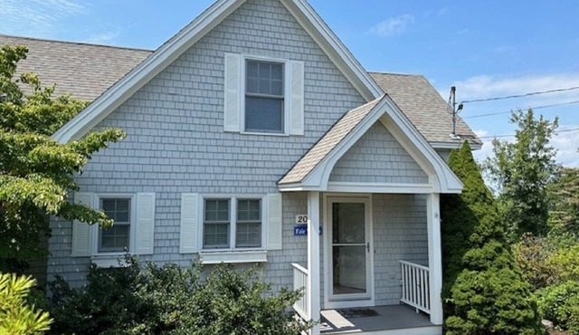 Conveniently located, spacious home located on Bailey Island in Harpswell!