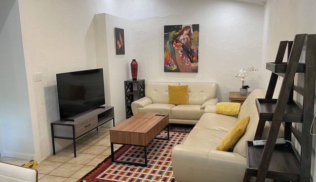 Cozy 2-bedroom cottage, 3 miles to marvelous Beaches