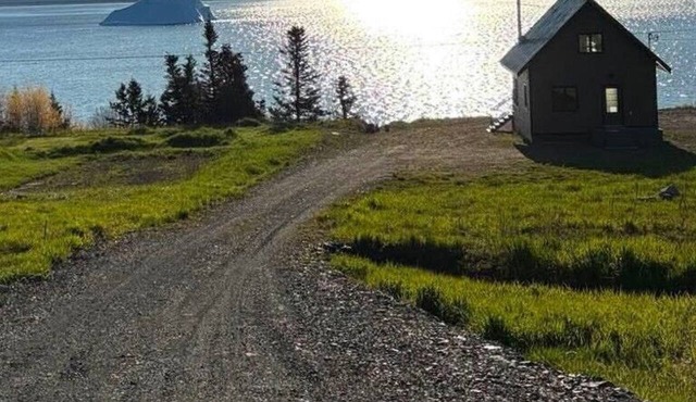 Cozy Beachfront Cottage Retreat w/Loft Workspace, Stunning Views & Beach Access in King's Point