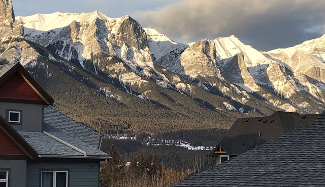 Cozy Canmore Condo for 7🍁Modern Rustic Mountain Escape⛰☀️Outdoor Pool & Hot Tubs☀️ in Canmore