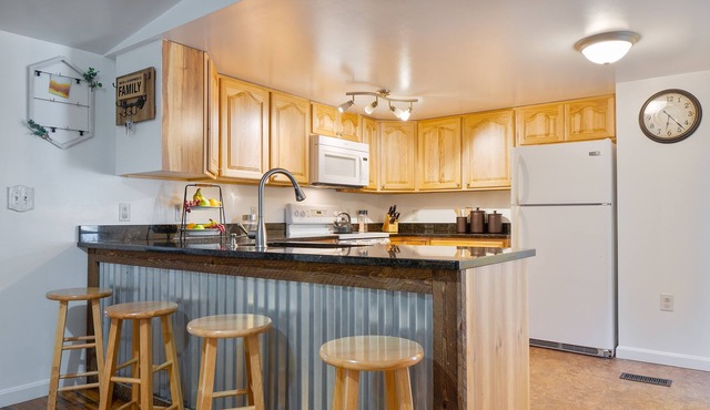 Cozy Cottage on recreational trail. Close to Dining, Shops, and Ski Resorts.