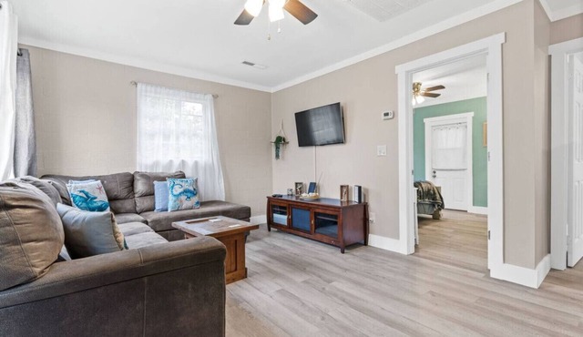 Cozy Cottage Walking Distance to the Beach With Coffee Bar