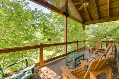 Cozy Creekside Cabin w/Fire Pit & Views! in Hayesville