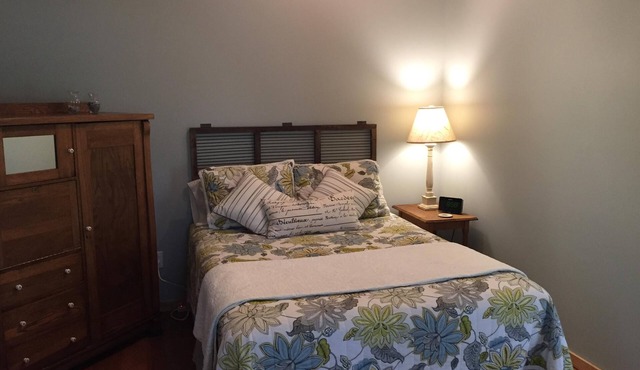 Cozy Detached Guest Cottage on Mill Pond