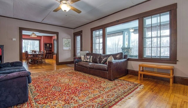 Cozy home with covered porch, & sun room - walk to shops/dining/bars in Bethlehem