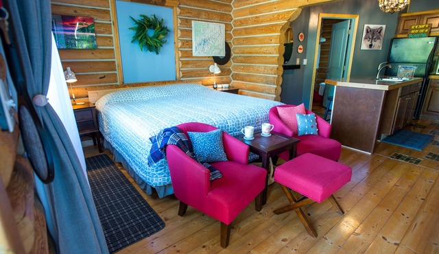 Cozy Log Home -King bed, full kitchen, bathroom with clawfoot tub, outdoor area
