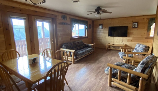 Cozy Lower Cabin with extended patio-Three Bears/Yogi Waterparks in Warrens