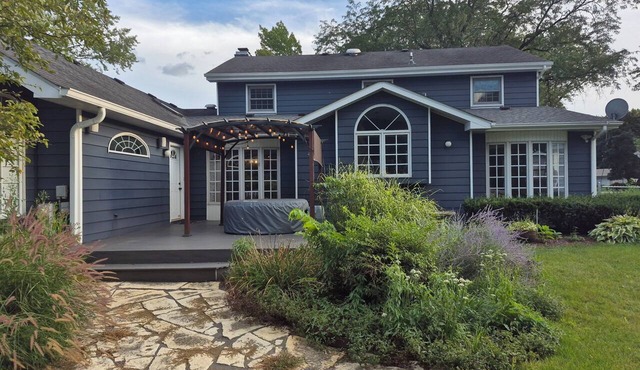 Cozy Mother-in-Law Suite w/Laundry, Kitchenette, Walk-In Closet, and Rain Shower