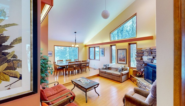 Cozy sanctuary with indoor hot tub, mountain views, & decks - dog-friendly in Anchorage