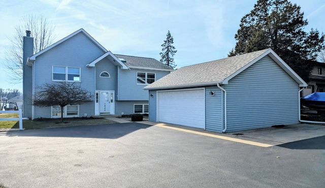 Cozy Serene 3-bedroom Lake Front Home