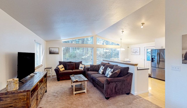 Cozy tree-lined home with patio, grill, washer/dryer, and internet - near hiking in Orting