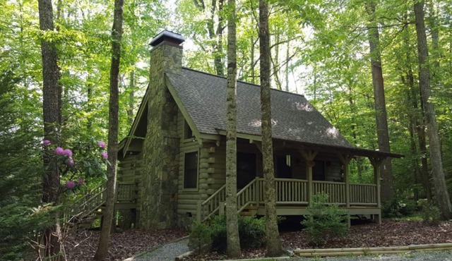 Crazy Wolf is a cozy 2 bedroom cabin close to the heart of Maggie Valley, Htub