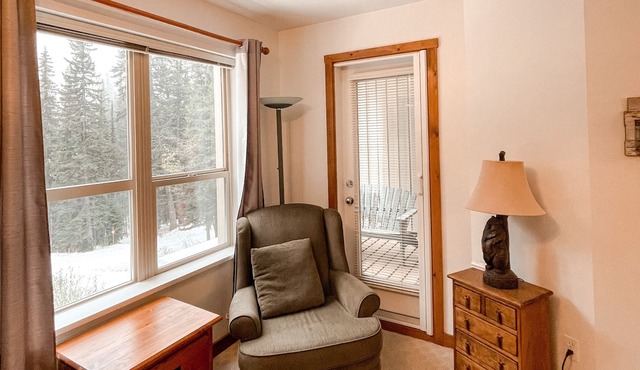 Creekside Condo 1 bedroom with Alcove - Easy Ski In/Out to Silver Queen Chair! in Silver Star Mountain